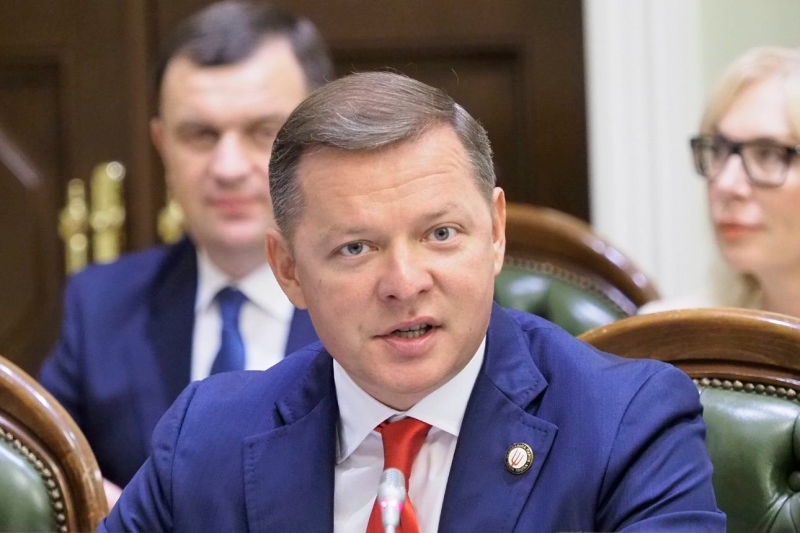 Ляшко в прямом эфире разделся и показал трусы, передавая послание Зеленскому и Шмыгалю