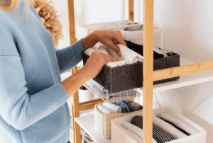 Оптимизация пространства в шкафу: лайфхаки для хранения вещей