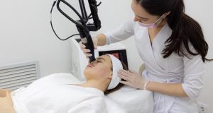 Лазерная шлифовка рубцов при постакне