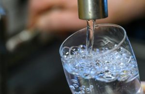 Врач сказал, сколько воды нужно пить в день в зависимости от массы тела и возраста