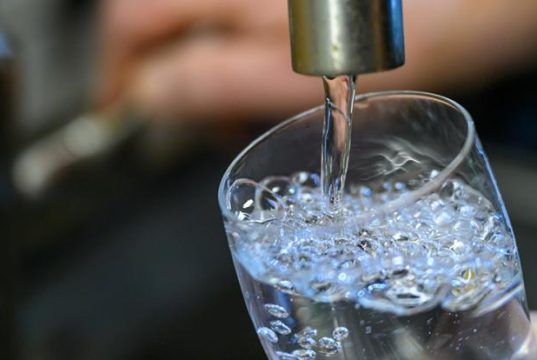 Врач сказал, сколько воды нужно пить в день в зависимости от массы тела и возраста