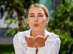 «Опасно для здоровья»: врач раскрыл, какие заболевания передаются через поцелуй