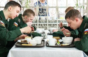 Чай, кофе, повоюем: что дают на завтрак в армии и подойдет ли солдатское меню гражданским