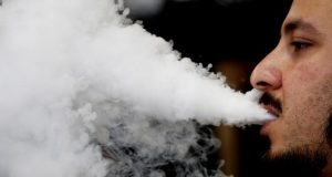 Выпускать пар тоже запретят — Мантуров объявил вейпам войну