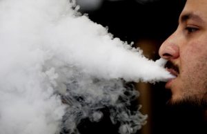 Выпускать пар тоже запретят — Мантуров объявил вейпам войну