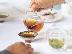 Смертельный дуэт: врач назвал безобидный напиток, которым нельзя запивать таблетки