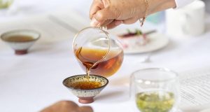 Смертельный дуэт: врач назвал безобидный напиток, которым нельзя запивать таблетки