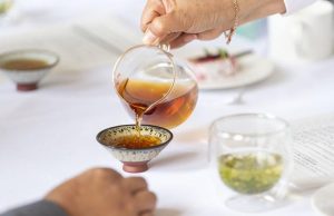 Смертельный дуэт: врач назвал безобидный напиток, которым нельзя запивать таблетки