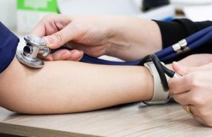 Невролог назвал давление, повышающее риск инсульта